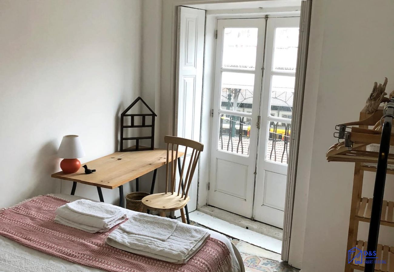 House in Porto - Light & Airy Historic Centre House with Balconies