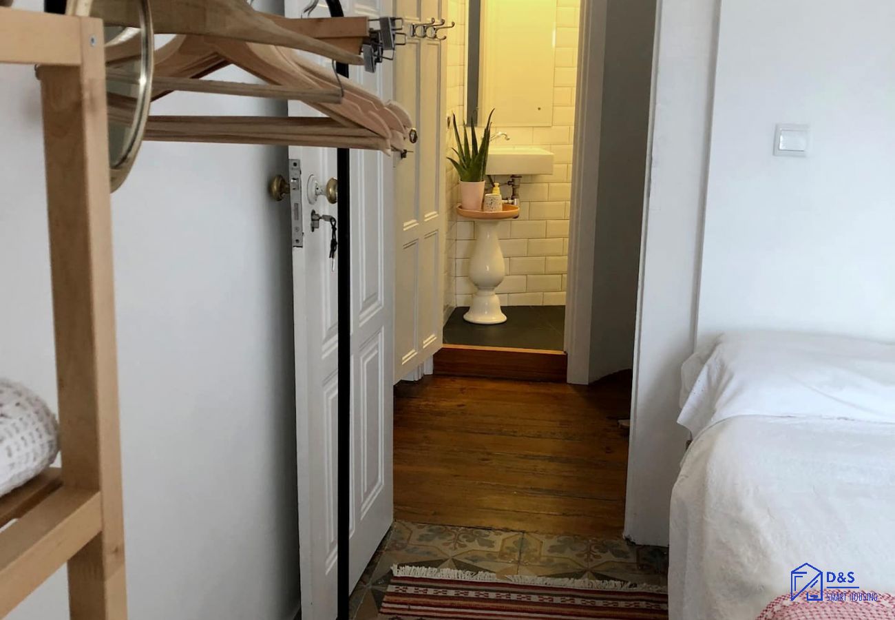 House in Porto - Light & Airy Historic Centre House with Balconies