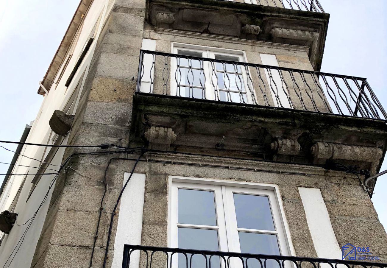 House in Porto - Light & Airy Historic Centre House with Balconies