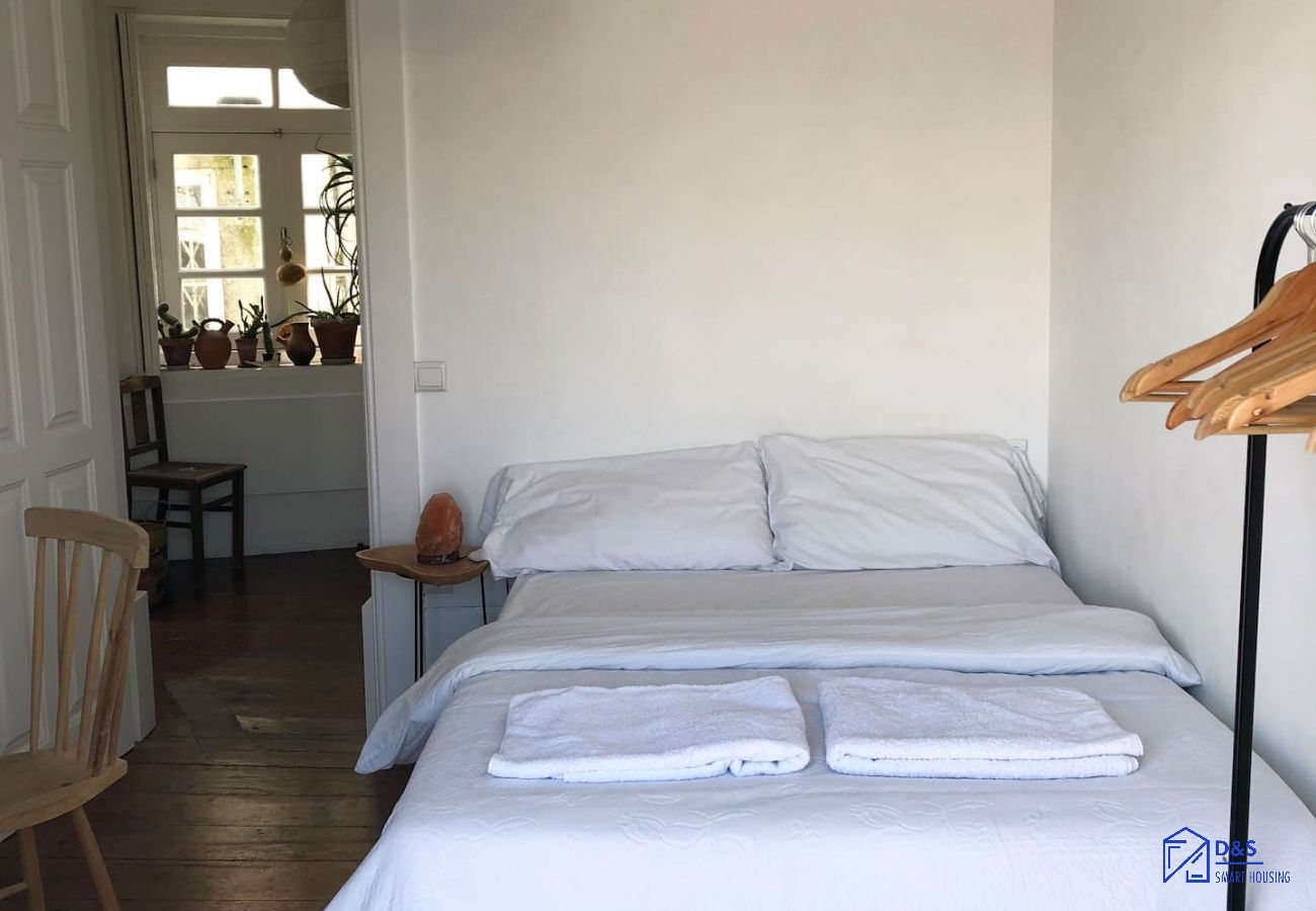 House in Porto - Light & Airy Historic Centre House with Balconies