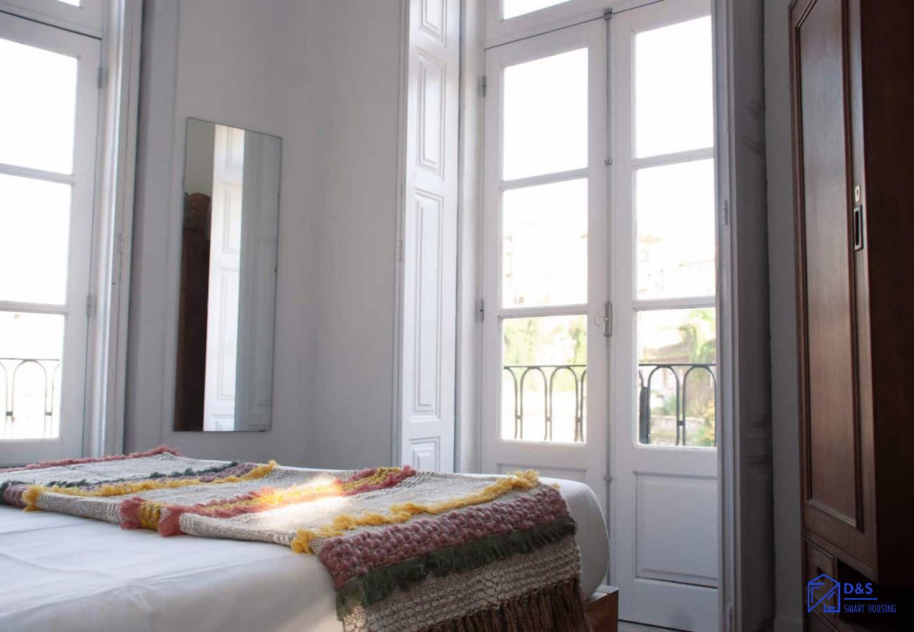 House in Porto - Light & Airy Historic Centre House with Balconies